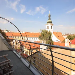 La Familia Prag